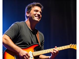 Carlos Gómez, instructor de guitarra eléctrica tocando