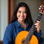 Andrea Manco sonriendo, con su guitarra clásica y un micrófono, evocando calidéz y profesionalismo.