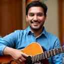 Carlos, un adulto joven con una guitarra acústica, sonriendo y participando en una sesión de grupo en línea.