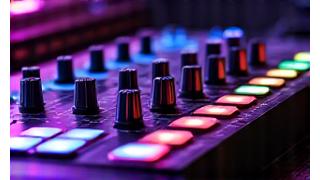 Mesa de DJ con mezclador y sintetizador